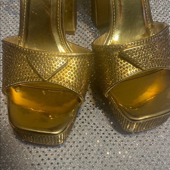 Elegant Gold Women's Heels - Picture 5 of 6